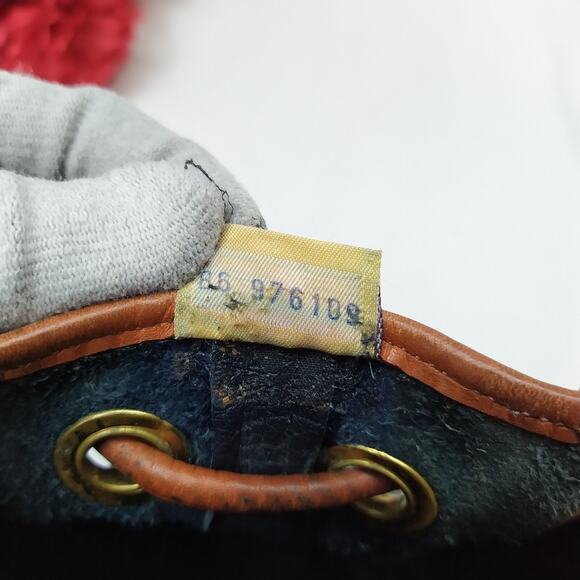 Dooney & Bourke Black Pebbled Leather Drawstring Crossbody Bag - Made in USA - Picture 12 of 16